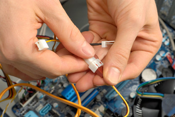 Hände eines Elektrotechnikers im Einsatz