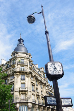 paris Bd Bercy, horloge et Architecture haussmanienne