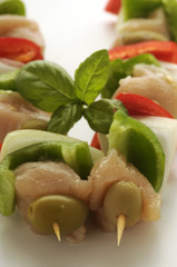 Spiedini di carne e verdure crudi