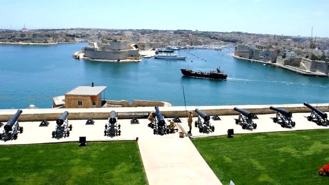 Malta, la Valletta, preparazione dei cannoni