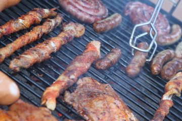 Grillen: Grillfleisch, Grillfackeln und Bratwürstchen