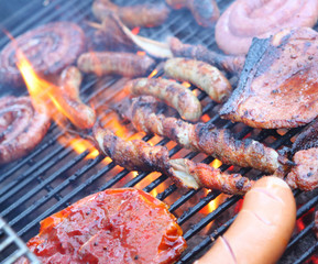 Grillen: Holzfällersteaks, Grillfackeln und Bratwürste