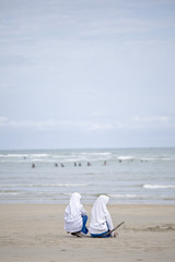Fototapeta na wymiar muslime am strand, malaysia
