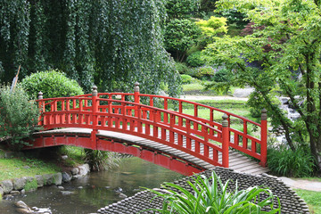 Pont rouge dans un jardin japonais