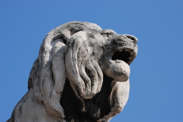 lion de pierre