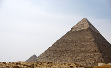 Fototapeta na wymiar Egipska piramida w Gizie przeciw błękitne niebo