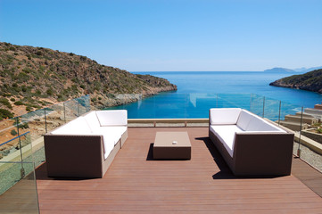 Fototapeta na wymiar Widok na morze wypoczynkowym luksusowy hotel, Kreta, Grecja