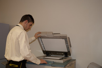 Trabajador haciendo fotocopias