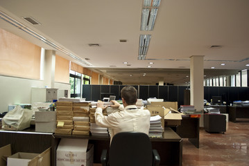 Trabajador colocando Papeles