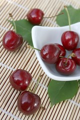 Schale mit Kirschen