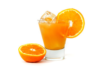 Orangensaft mit Eiswürfel