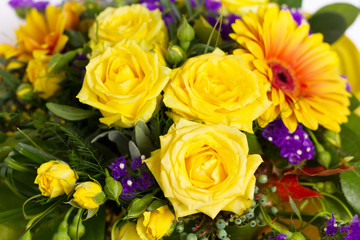 Blumenstrauß Sonnenblumen und Rosen