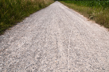 breite Straße aus Kieselsteinen