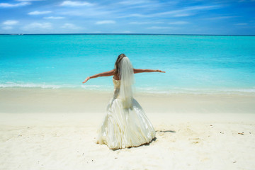 Fototapeta na wymiar bride on beautiful Maldivian beach
