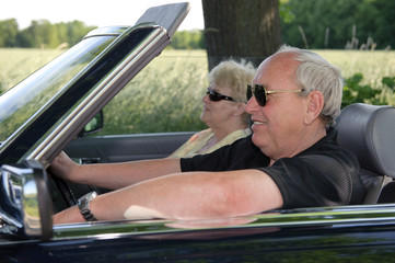 Rentnerpaar im Cabriolet