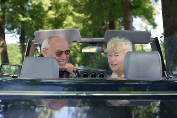 Rentnerpaar im Cabriolet