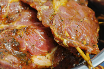 gefülltes, rohes Schweinefleisch