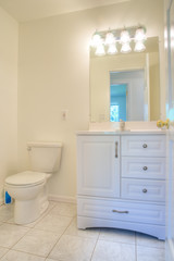 Naklejka na ściany i meble Contemporary bathroom in white