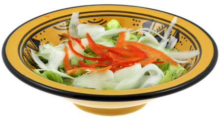 assiette de salade de concombre / poivron, fond blanc