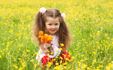 The little girl collects flowers