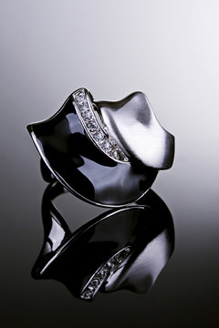 Anel de prata com diamantes.