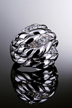 Anel de prata com diamantes.