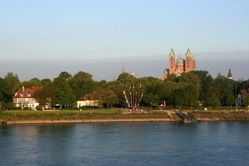 Speyer mit Kaiserdom und Rhein