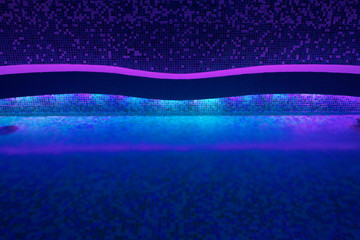 luci al neon illuminano piscina