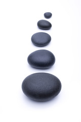 Schwarze Zen Steine in Balance