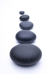 Schwarze Zen Steine in Balance