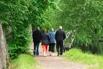 promenade de santé en famille dans la nature
