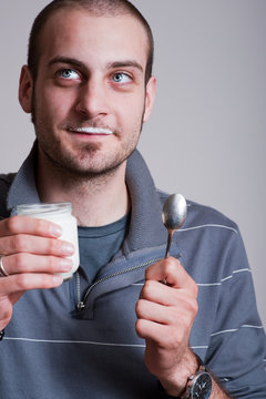 ragazzo gusta yogurt