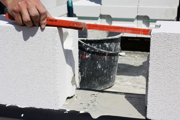 Maßarbeit auf der Baustelle