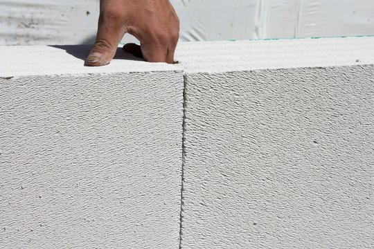 Maurer setzt Stein ein