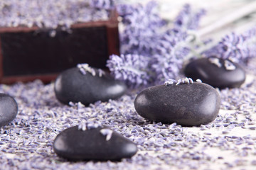 Fototapeta na wymiar Lavendel mit Massage Steinen
