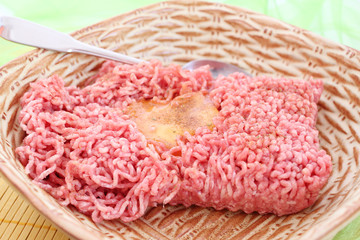 frisches Fleisch mit Ei