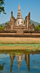 Fototapeta na wymiar The buddha status at sukothai historical park