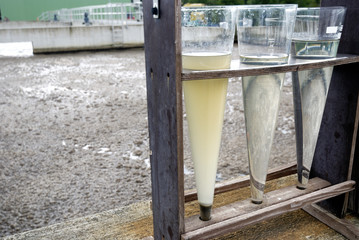 Klärwerk Wasserproben und Belebtschlamm Bakterien