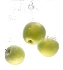 3 grüne Äpfel im Wasser