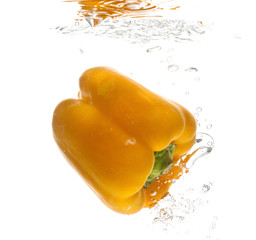 gelbe Paprika im Wasser