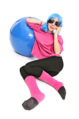 Fototapeta na wymiar Jeune fille allongée sur un ballon téléphone