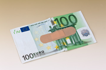 Obraz premium Euro Geldscheine mit Heftpflaster