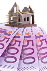 Naklejka premium Euro Geldscheine und Rohbau eines Hauses