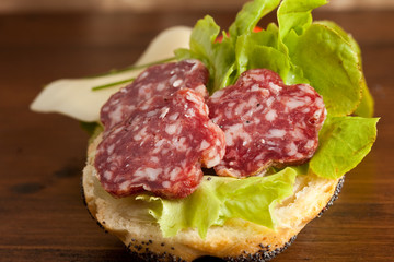 Panino al salame e formaggio