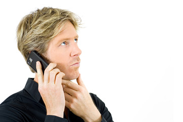 nachdenklicher junger Mann am Telefon