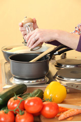 Jeune femme faisant la cuisine