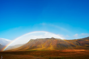 Fototapeta na wymiar Piękna tęcza nad górami, North fiordy Islandii