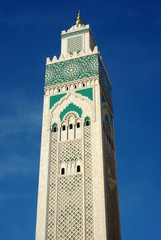 Fototapeta premium Minaret sur ciel bleu - Mosquée Hassan II - Casablanca
