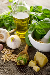 pesto over spoon -cucchiaio con pesto