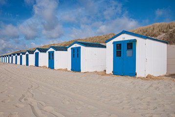 Fototapeta na wymiar Plaża na wyspie Texel Chatki